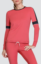 Load image in gallery viewer,Camiseta Whitney - Cherry Rose - Tailgolf