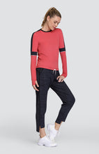 Load image in gallery viewer,Camiseta Whitney - Cherry Rose - Tailgolf