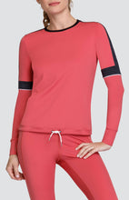 Load image in gallery viewer,Camiseta Whitney - Cherry Rose - Tailgolf