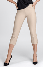 Load image in gallery viewer,Pantalón Mulligan Capri - Beige - Tailgolf