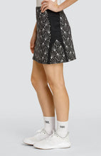 Carregue a imagem no visualizador da galeria,Mollie 17&quot; Skort - Flourishing Palms

