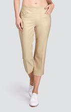 Load image in gallery viewer,Pantalón Mulligan Capri - Beige - Tailgolf

