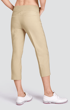 Load image in gallery viewer,Pantalón Mulligan Capri - Beige - Tailgolf
