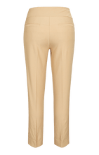 Load image in gallery viewer,Pantalón Mulligan Capri - Beige - Tailgolf
