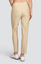 Cargar imagen en el visor de la galería, Pantalón Mulligan Tobillero - Beige - Tailgolf
